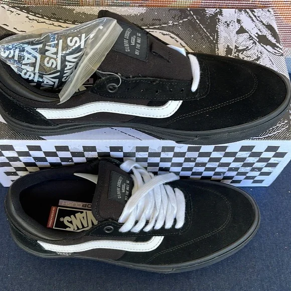 Vans WMNS Gilbert Crockett
Blackout
VN0A5JIF10J
Sneakers - Picture 4 of 16